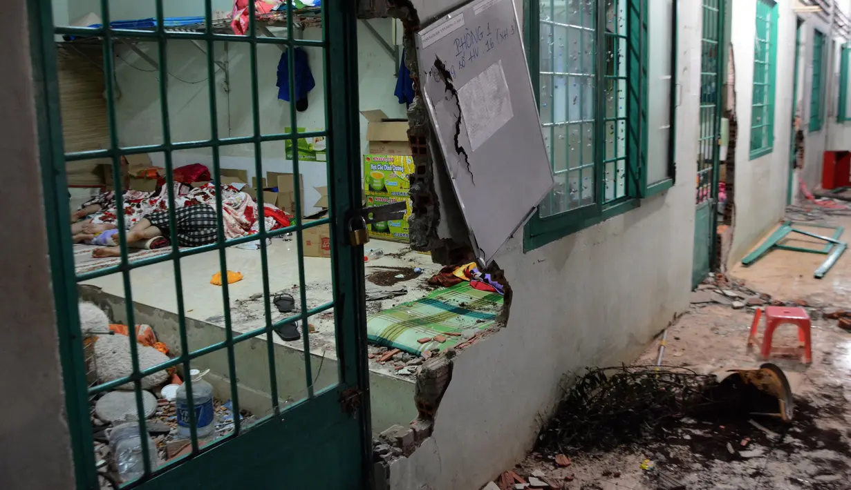 Seorang pecandu tertidur di salah satu ruangan di pusat rehabilitasi narkoba di Dong Nai, Vietnam, Senin (24/10). Lebih dari 500 pecandu narkoba kabur dengan menjebol dinding dan merusak jendela menggunakan tongkat serta alat pemadam kebakaran. (STR/AFP)