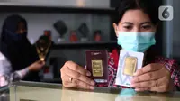 Petugas memperlihatkan emas batangan di Galeri 24 Pegadaian Kota Tangerang, Banten, Kamis (11/6/2020). Harga emas PT Aneka Tambang Tbk (Antam) pada hari ini naik Rp 12.000 menjadi Rp 893 ribu per gram dibanding sebelumnya. (Liputan6.com/Angga Yuniar)