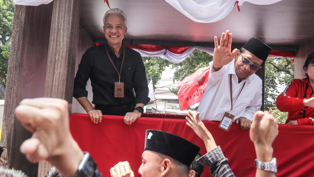 Keduanya naik mobil bak terbuka.<br>