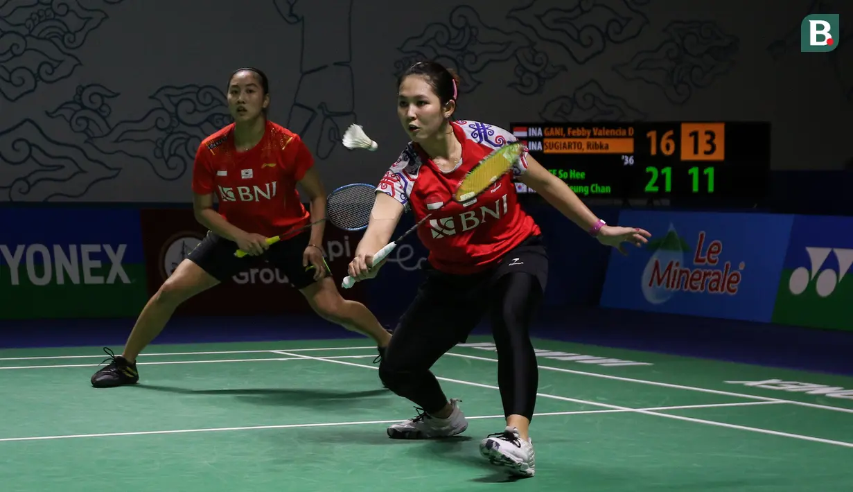 Sementara pasangan Febby Valencia Dwijayanti Gani/Ribka Sugiarto harus terhenti langkahnya di babak 32 besar usai dikalahkan ganda putri korea Selatan, Lee So Hee/Shin Seung Chan. Febby/Ribka takluk dalam dua game, 16-21, 20-22. (Bola.com/Bagaskara Lazuardi)