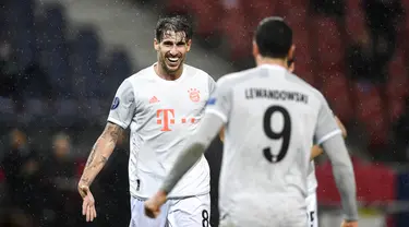 Pemain Bayern Munchen Javi Martinez (kiri) saat rekan setimnya Robert Lewandowski (kanan) mencetak gol ke gawang RB Salzburg pada pertandingan Grup A Liga Champions di Salzburg, Austria, Selasa (3/11/2020). Bayern Munchen menang 6-2. (AP Photo/Andreas Schaad)