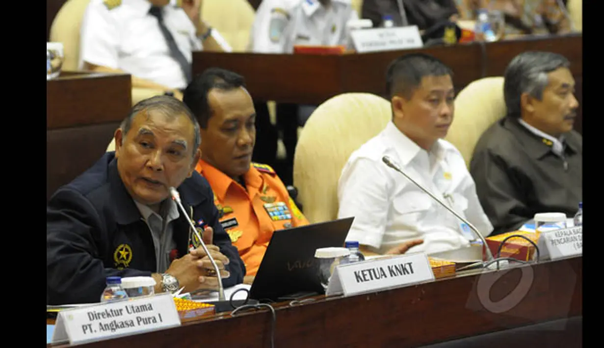 Ketua KNKT Tatang Kurniadi (kiri), Kepala Basarnas, Bambang Soelistyo, Menhub Jonan saat menghadiri raker dengan Komisi V DPR terkait perkembangan AirAsia QZ8501 di Gedung DPR, Senayan, Jakarta, Selasa (20/1/2015). (Liputan6.com/Andrian M Tunay)