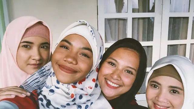 6 Potret Kedekatan Pemain Sinetron Pesantren Rock N’ Dut di Balik Layar, Kompak