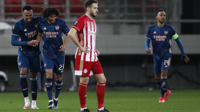 Gelandang Arsenal, Mohamed Elneny (kedua kiri) berselebrasi usai mencetak gol ke gawang Olympiakos pada leg pertama babak 16 besar Liga Europa di stadion Georgios Karaiskakis, Athena, Jumat (12/3/2021). (AP Photo/Thanassis Stavrakis)