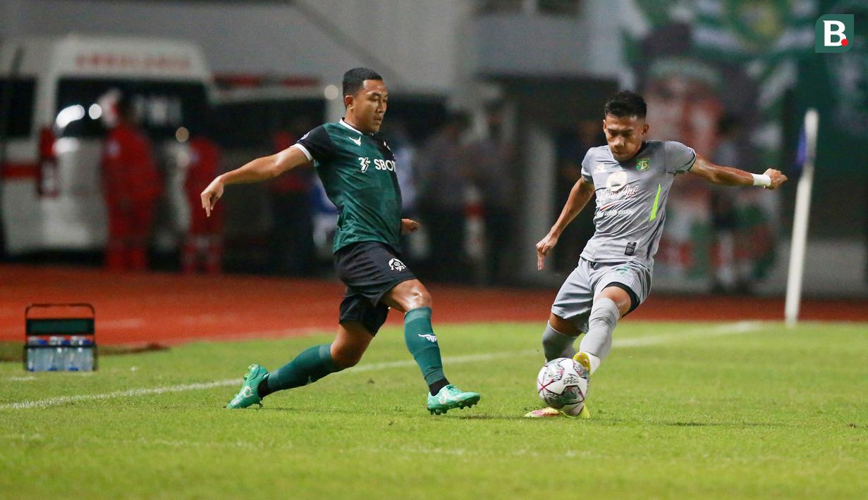 Pemain Persebaya Surabaya, Ahmad Nufiandani (kanan) berebut bola dengan pemain Persikabo 1973, Lucky Octavianto dalam laga pekan pertama BRI Liga 1 2022/2023 antara Persikabo 1973 melawan Persebaya Surabaya di Stadion Pakansari, Bogor, Senin (25/7/2022) malam WIB. (Bola.com/M Iqbal Ichsan)
