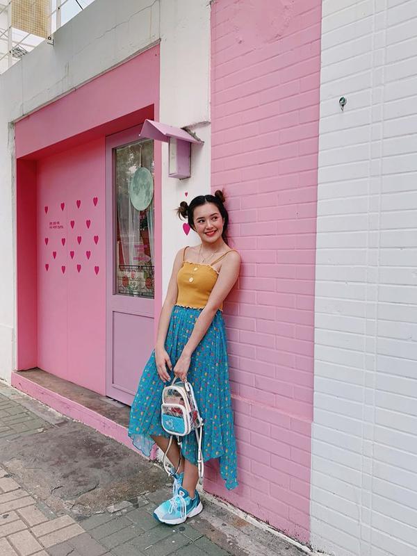 Beby berpenampilan lebih cute dengan rambut yang dikuncir cepol dua, dengan warna outfit yang cerah dan sangat khas dengan Korean Style. (Liputan6.com/IG/@bebytsabina)