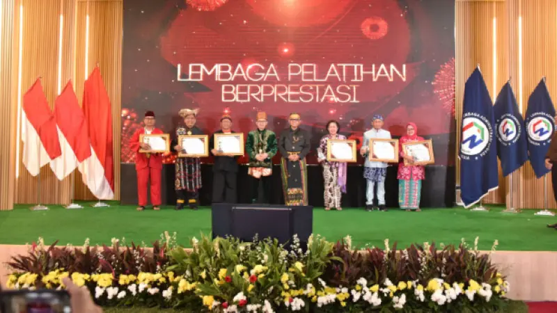 Lembaga Kebijakan Pengadaan Barang/Jasa Pemerintah (LKPP) mendapat penghargaan dari Lembaga Administrasi Negara (LAN) sebagai Lembaga Pelatihan Pemerintah Terbaik I kategori Lembaga Pelatihan Pemerintah Pusat untuk ke-4 kalinya. (Dok LKPP)