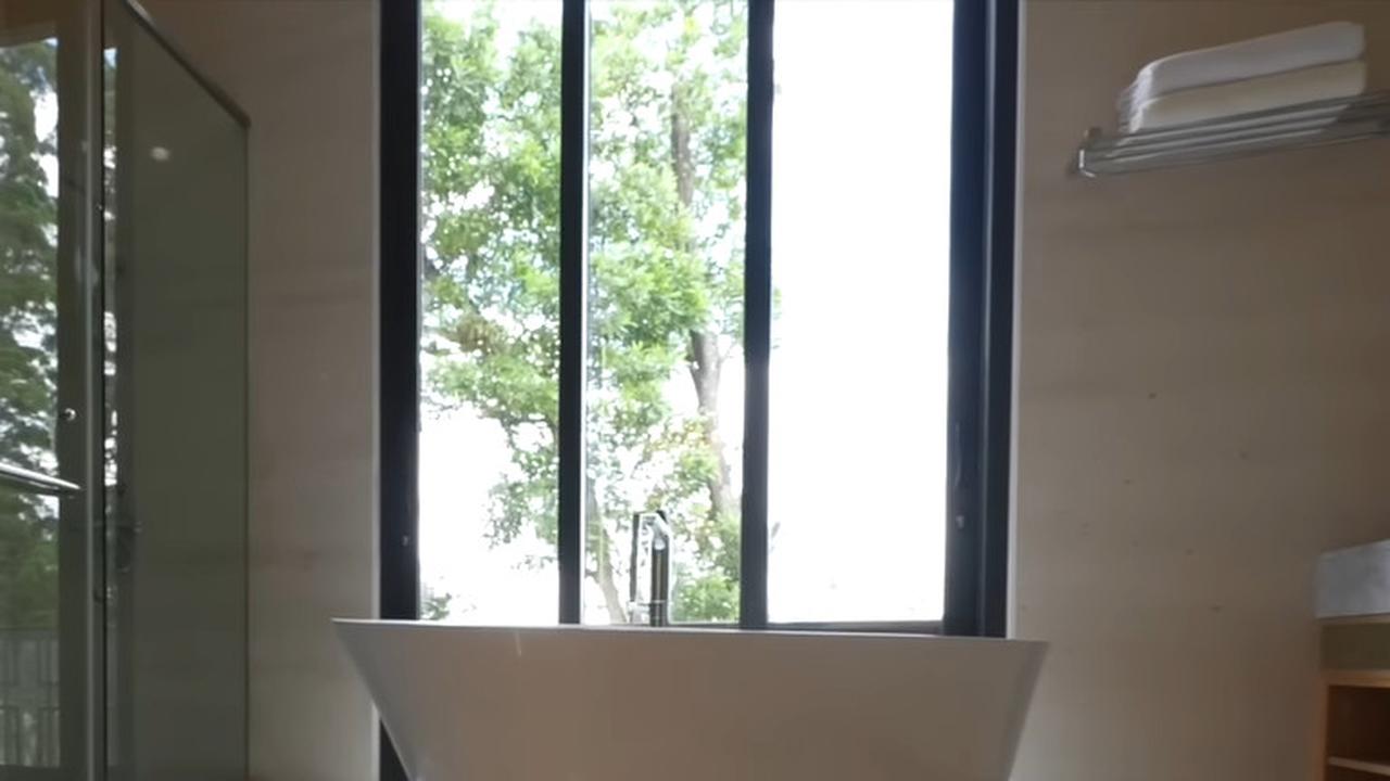 Kamar Mandi Pribadi di Kamar Luna Maya (©YouTube: Luna Maya)