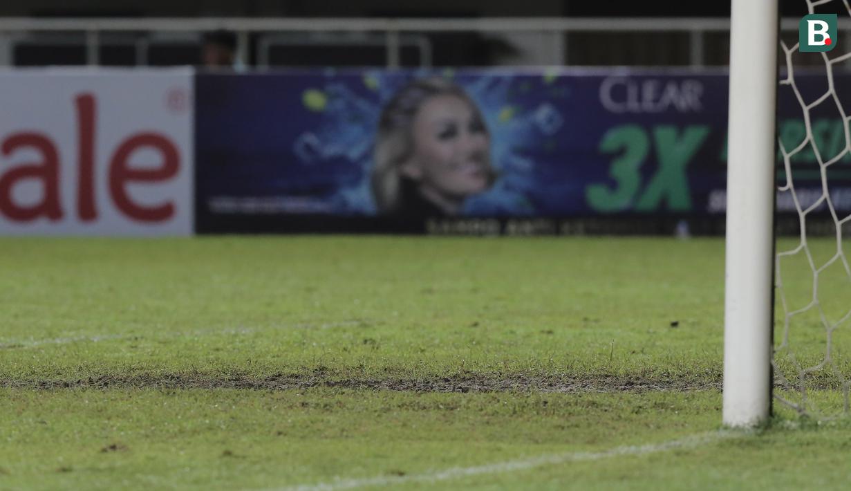 Beginlah kondisi rumput Stadion Pakansari, Bogor saat Timnas Indonesia U-17 dibantai Malaysia 1-5 dalam matchday terakhir Grup B Kualifikasi Piala Asia U-17 2023, Minggu (9/10/2022). (Bola.com/Ikhwan Yanuar)