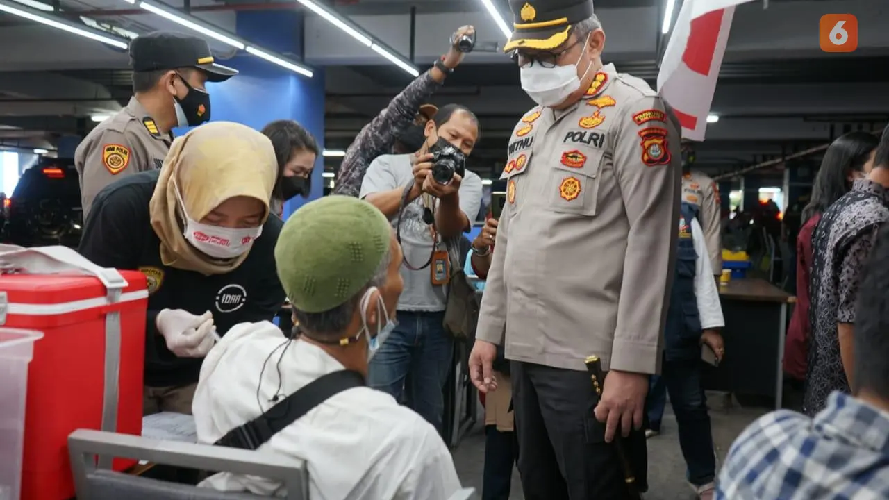 Kapolrestabes Makassar, Kombes Pol Witnu Urip Laksana memantau vaksinasi massal (Liputan6.com/Fauzan)