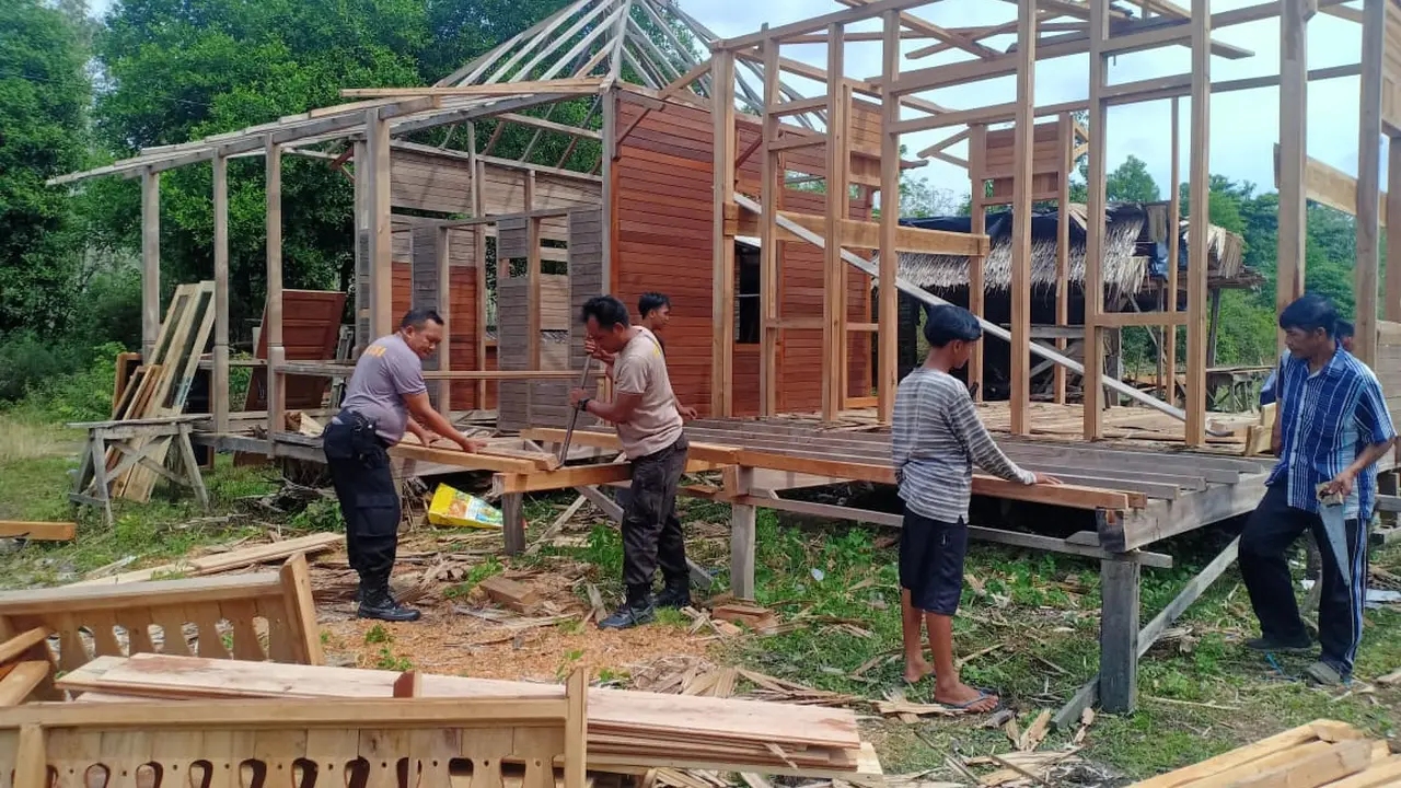 Hadiah Rumah Baru Bagi Pasutri yang Tinggal di Kandang Ayam di Ogan Ilir