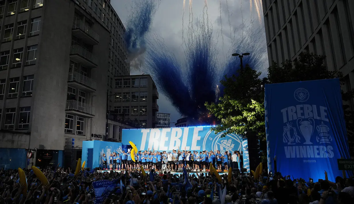 <p>Para fans dan skuad Manchester City terlihat sangat bahagia. (AP Photo/Jon Super)</p>
