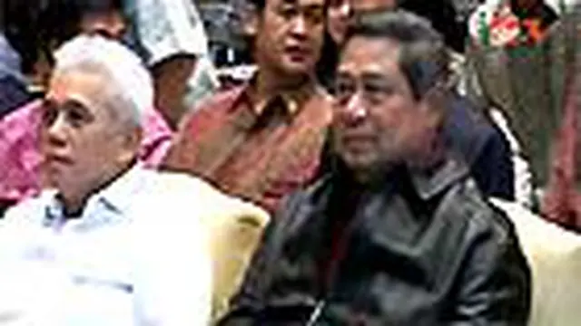 Di sela-sela kunjungannya ke Bali, Presiden Susilo Bambang Yudhoyono bersama sejumlah menteri menyempatkan diri hadir dalam acara nonton bareng Piala Dunia 2010 antara Afrika Selatan melawan Meksiko.