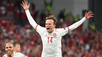 Mikkel Damsgaard melakukan selebrasi setelah mencetak gol pertama bagi timnya ketika pertandingan Grup B Euro 2020 antara Rusia melawan Denmark yang berlangsung di Stadion Parken, Kopenhagen, Denmark pada Senin (21/06/2021). (AFP/Pool/Jonathan Nackstrand)