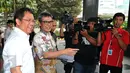 Menkominfo Rudiantara (kiri) berjalan meninggalkan gedung KPK, Jakarta, Selasa (6/10/2015). Kedatangannya untuk melakukan perpanjangan Perjanjian Kerja Sama (PKS) mengenai penyadapan. (Liputan6.com/Andrian M Tunay)