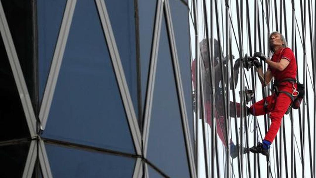 Aksi Spiderman panjat Bakrie Tower