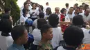 Citizen6, Surabaya: Mendekati Lebaran prajurit Kobangdikal membeli kebutuhannya di Primer Koperasi Kobangdikal, Jumat (3/8). (Pengirim: Penkobangdikal).