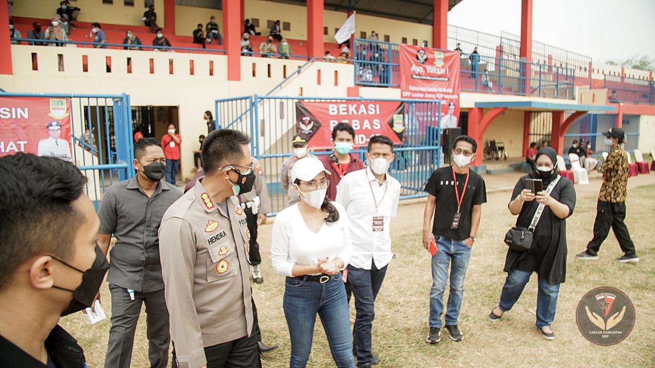 Dewan Pembina Laskar Juang Rieke Diah Pitaloka didampingi Kapolres Metro Bekasi Kombes Pol Hendra Gunawan