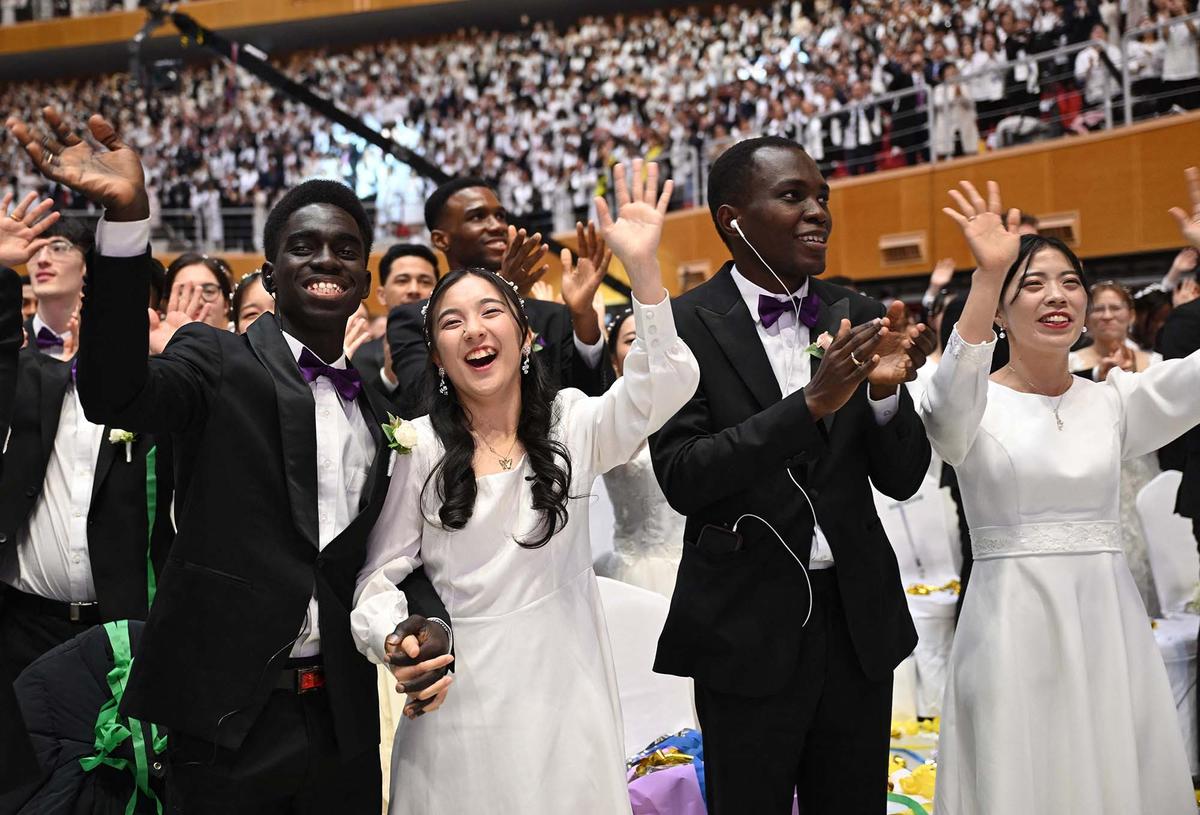 FOTO: Uniknya Pasangan Beda Bangsa Mengikuti Pernikahan Massal