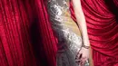 Lisa mengenakan sequin wave & scallop detail dress warna emas dari Oscar de La Renta seharga Rp190 jutaan.