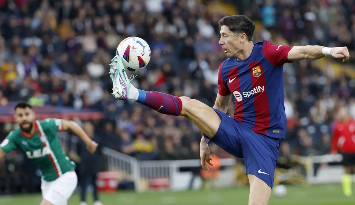 Pemain Barcelona, Robert Lewandowski, mengontrol bola saat melawan Alaves pada laga pekan ke-13 La Liga 2023/2024 di Estadi Olímpic Lluís Companys, Minggu (12/11/2023). (AP Photo/Joan Monfort)