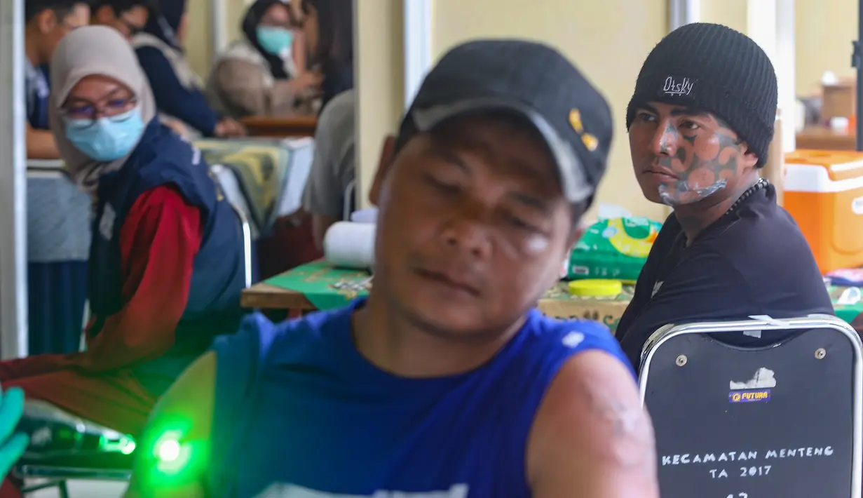 Ramadan 2026 atau 1447 Hijirah menjadi tahun keempat penyelenggaraan program hapus tato gratis yang digelar Badan Amil Zakat Nasional (Baznas)/Bazis Provinsi DKI Jakarta. Tampak dalam foto, petugas melakukan proses hapus tato pada tubuh peserta di Masjid Sunda Kelapa, Jakarta, Selasa (24/2/2026). (merdeka.com/Arie Basuki)