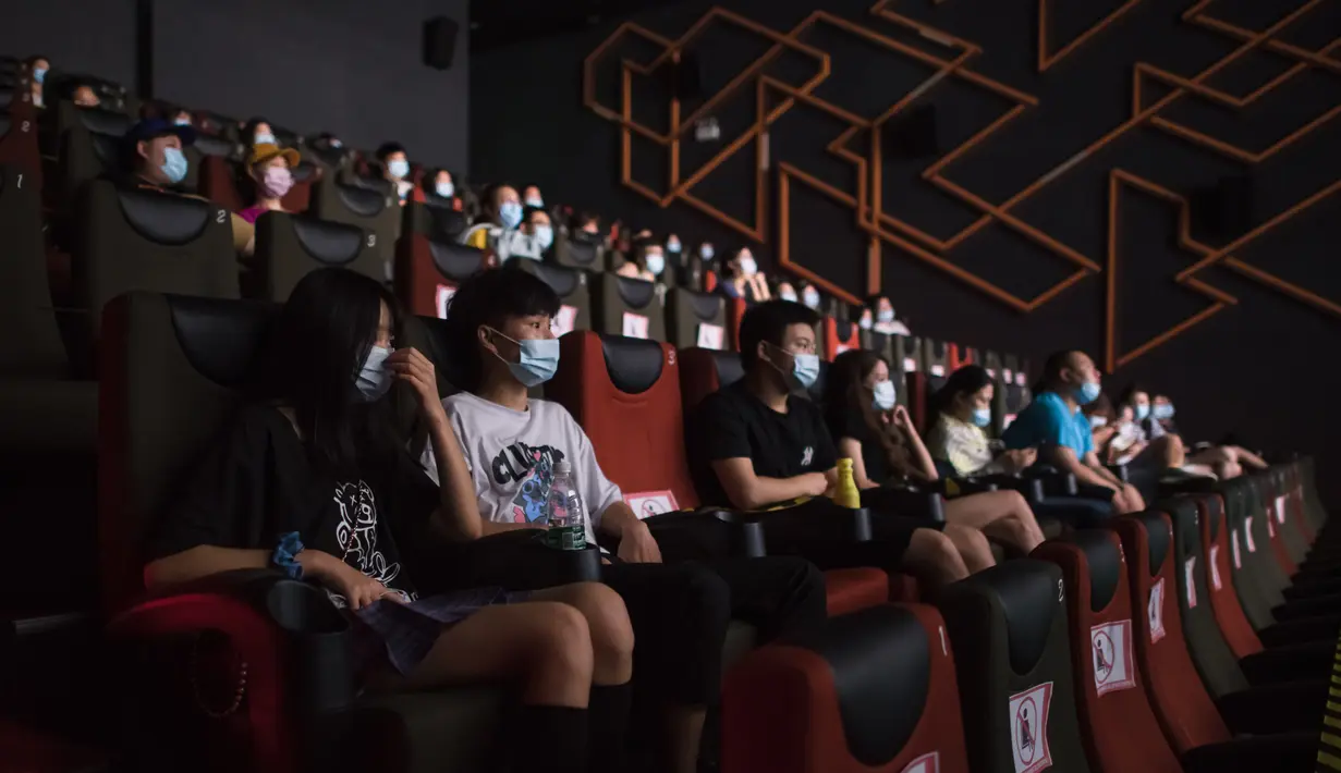 Pengunjung menyaksikan film di sebuah bioskop di Wuhan, Provinsi Hubei, China, Senin (20/7/2020). Badan Administrasi Film China mengizinkan bioskop-bioskop di daerah berisiko rendah untuk melanjutkan operasional mereka dengan berbagai langkah pencegahan epidemi yang efektif. (Xinhua/Xiao Yijiu)