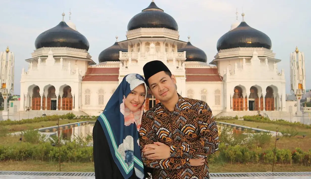 Pemeran dan presenter Tommy Kurniawan resmi melepas status dudanya. Tommy yang resmi cerai dengan Tania Nadira Alatas pada 29 Maret 2017 itu kembali menikah dengan Lisya Nurrahmi. (Instagram/tommykurniawann)