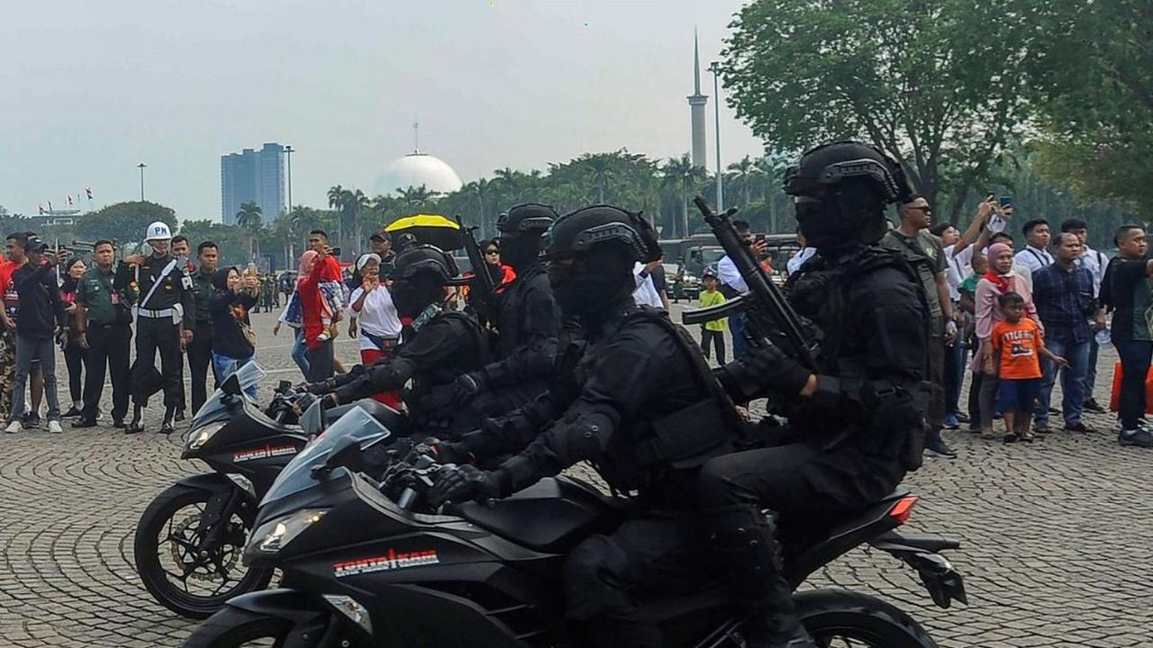 Prajurit militer saat tampil dalam meramaikan Pameran Alat Utama Sistem Senjata (Alutsista) TNI di Lapangan Monas, Jakarta, Munggu (24/09/2023).