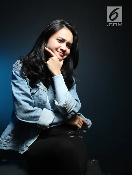 Aktris Michelle Ziudith bergaya saat sesi foto di kantor Liputan6.com, SCTV Tower, Jakarta, Selasa (22/8). (Liputan6.com/Fatkhur Rozaq)