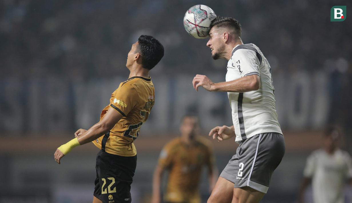 Pemain Persib Bandung, Nick Kuipers (kanan) berduel udara dengan pemain Bhayangkara FC, Dendy Sulistyawan dalam laga pekan pertama BRI Liga 1 2022/2023 antara Bhayangkara FC melawan Persib Bandung di Stadion Wibawa Mukti, Cikarang, Minggu (24/7/2022). (Bola.com/Ikhwan Yanuar)