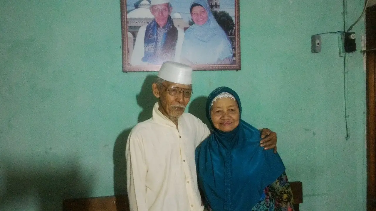 Eks-prajurit Cakrabirawa, Sulemi berfoto bersama dengan istrinya, Sri Murni. (Foto: Liputan6.com/ Muhamad Ridlo)