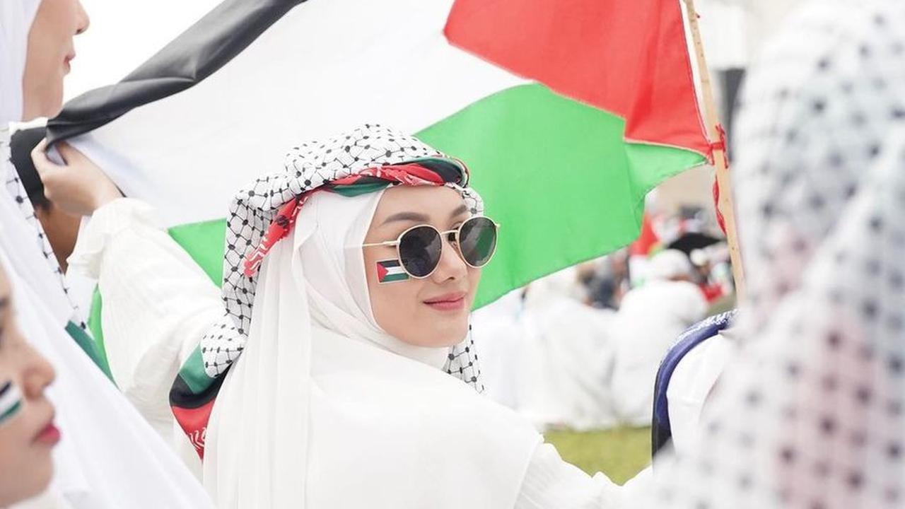 Disebut Hanya Untuk Konten, 8 Foto Dinda Hauw Saat Ikut Aksi Bela Palestina di Monas