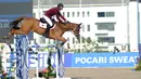 Atlet ketangkasan berkuda Qatar, Althani Al mengendalikan kuda bernama Sirocco saat final round 1 individual jumping Asian Games 2018 di Jakarta, Kamis (30/8). Harga Sirocco sekitar 20 juta euro atau lebih dari Rp 345 miliar. (Merdeka.com/Arie Basuki)