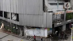 Kondisi bioskop Grand Theater yang hangus terbakar pada Kamis (8/10) kemarin, Jakarta, Jumat (9/10/2020). Unjuk rasa menentang disahkannya Omnibus Law UU Cipta Kerja berujung aksi anarkis merusak berbagai fasilitas umum pada Kamis malam (8/10). (Liputan6.com/Helmi Fithriansyah)