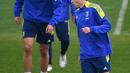 Pemain Juventus Federico Chiesa (kanan) menghadiri sesi latihan jelang menghadapi Zenit St. Petersburg pada pertandingan sepak bola Liga Champions di tempat latihan Continassa, Turin, Italia, 1 November 2021. (Isabella BONOTTO/AFP)