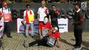 Aktivis menggelar aksi unjuk rasa bertema bakpao di gedung KPK, Jakarta, Jumat (24/11). Aksi tersebut merupakan dukungan kepada KPK untuk mengusut tuntas kasus korupsi KTP Elektronik yang merugikan negara Rp2,3 triliun. (Liputan6.com/Immanuel Antonius)