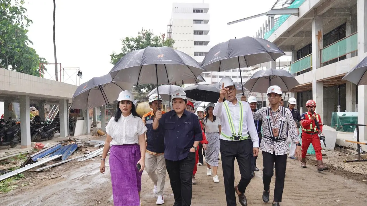 Menteri Badan Usaha Milik Negara (BUMN) Erick Thohir meninjau progres pembangunan kawasan ekonomi khusus (KEK) kesehatan di Sanur, Denpasar, Bali, Kamis (6/7/2023). (Dok BUMN)
