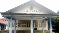 Monumen PSSI di Gedung Handeprojo, Yogyakarta adalah saksi sejarah berdirinya Persaturan Sepak Bola Seluruh Indonesia. (Bola.com/Romi Syahputra)
