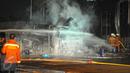 Petugas pemadam kebakaran menggunakan busa untuk memadamkan api yang membakar tangki BBM di SPBU depan Asrama Haji Pondok Gede, Jakarta, Jumat (18/12) dini hari. Tak ada korban dalam peristiwa tersebut. (Liputan6.com/Herman Zakharia)