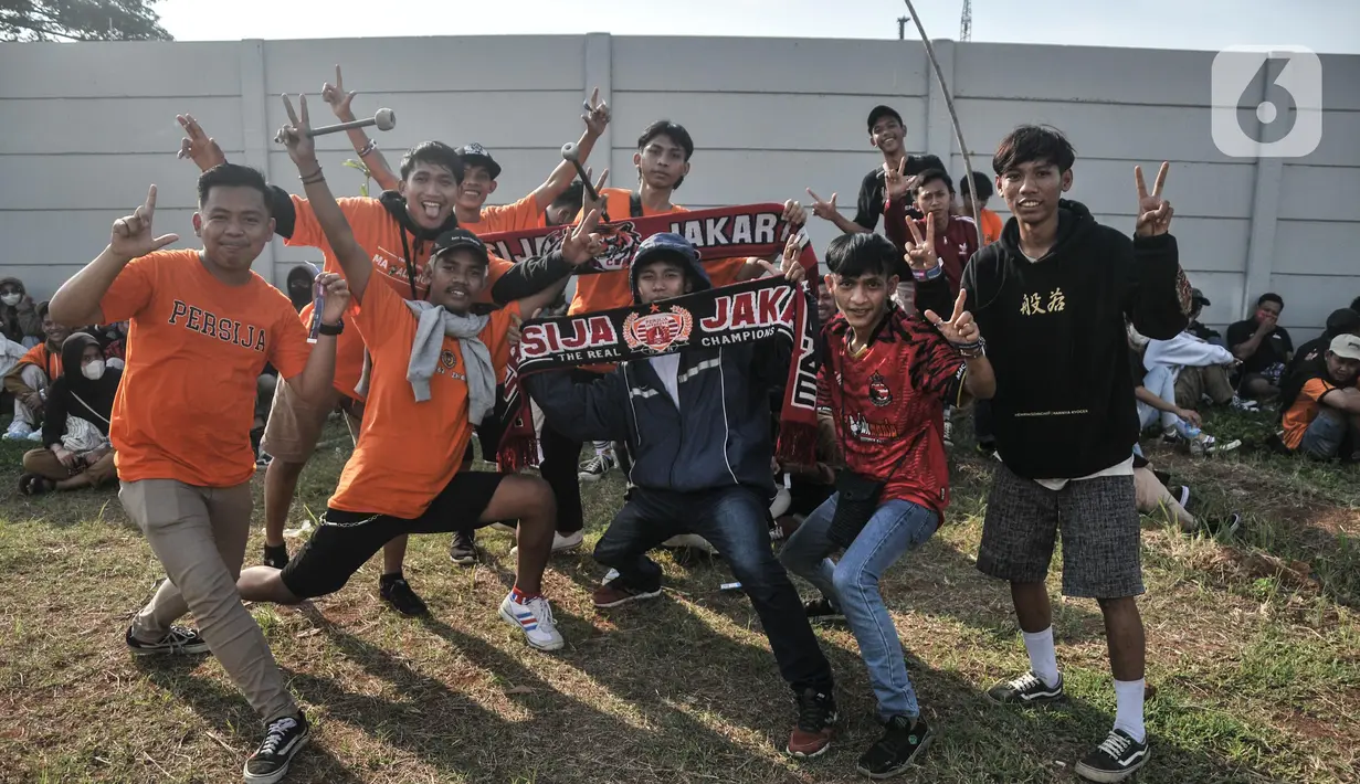 Suporter Persija atau The Jakmania berpose mengenakan atribut saat menghadiri Grand Launching Jakarta International Stadium (JIS), Papanggo, Jakarta Utara, Minggu (24/7/2022). Peresmian atau Grand Launching JIS yang dimeriahkan oleh laga persahabatan Persija Jakarta disambut antusias The Jakmania yang datang dari berbagai daerah. (merdeka.com/Iqbal S. Nugroho)