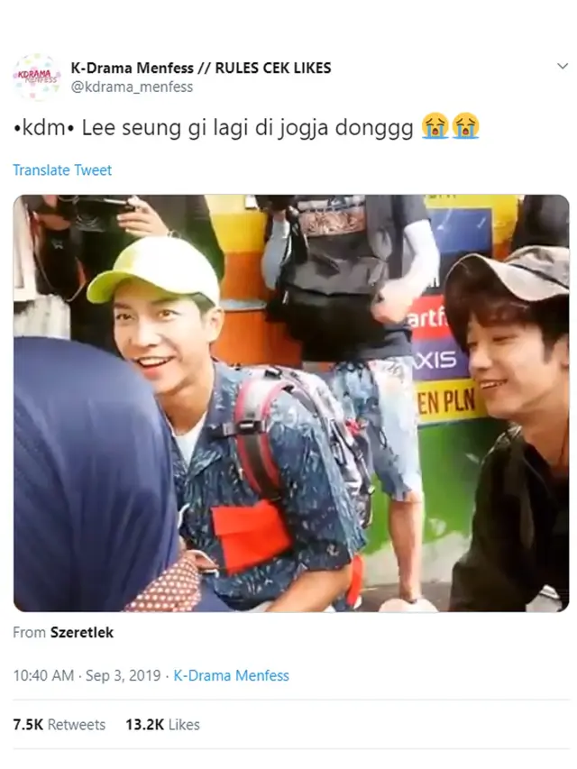 Lee Seung Gi Semringah saat menyambangi tempat Mbah Satinem berjualan. (Twitter/ kdrama_menfess)