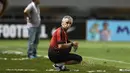 Ekspresi Ivan Kolev menikmati seteguk air mineral saat mendampingi PS TNI melawan Perseru Serui pada Liga 1 2017 di Stadion Pakansari, Bogor, Minggu (18/6/2017). PS TNI menang 1-0. (Bola.com/Nicklas Hanoatubun)