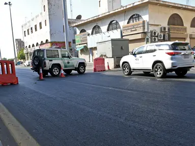 Polisi menutup jalan yang mengarah ke pemakaman non-Muslim di kota Jeddah, Arab Saudi, usai di mana sebuah bom menghantam ketika upacara peringatan Perang Dunia I yang dihadiri oleh para diplomat Eropa pada Rabu (11/11/2020). Tiga orang dilaporkan terluka dalam insiden tersebut. (AFP)