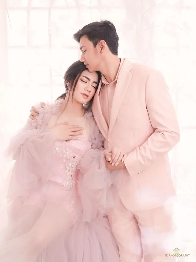 6 Potret Prewedding Caesar Hito dan Felicya, Bertema ‘Awesome Love in a Fairy World’