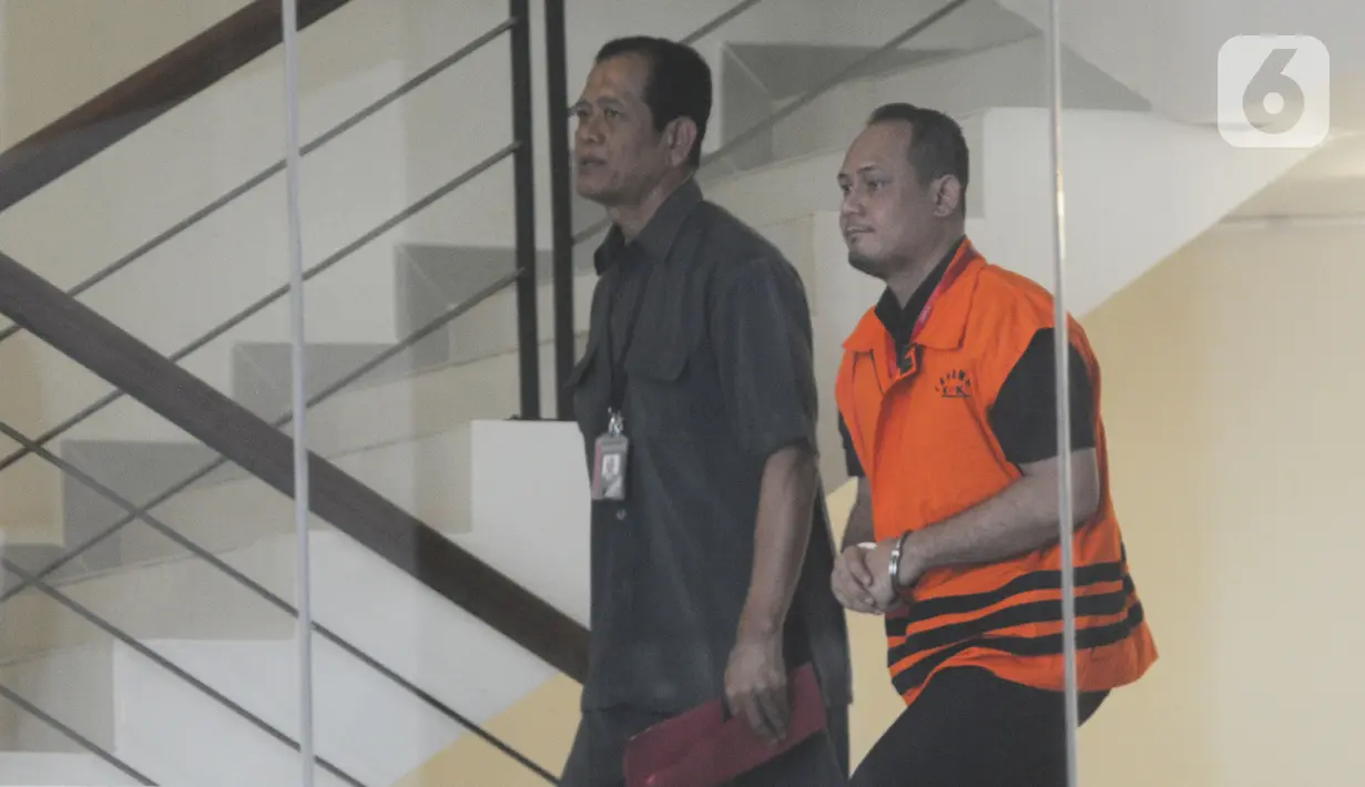 Kasubbag Protokol Pemerintah Kota Medan nonaktif, Syamsul Fitri Siregar menaiki tangga akan menjalani pemeriksaan di Gedung KPK, Jakarta,  Rabu (6/11/2019). Syamsul diperiksa sebagai saksi terkait kasus dugaan suap proyek dan jabatan pada Pemkot Medan tahun 2019. (merdeka.com/Dwi Narwoko)