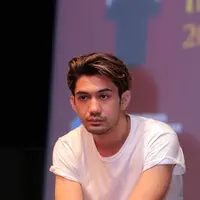 "Kalau ada kesempatan bermain film saya akan memilih. Kalau nggak ada, saya akan ambil film apapun karena butuh hidup," ucap Reza Rahadian (28/10). (Deki Prayoga/Bintang.com)