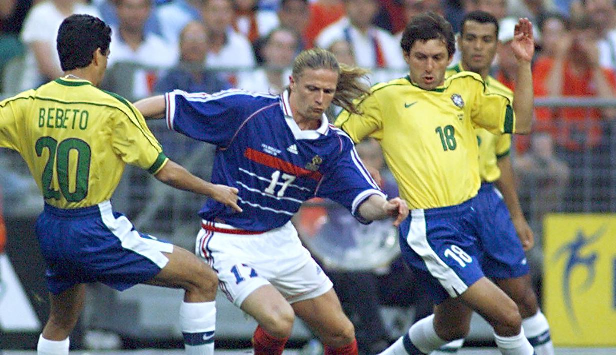 Emmanuel Petit. Eks gelandang bertahan Prancis yang telah pensiun pada Juli 2004 bersama Chelsea ini tercatat pernah berseragam Arsenal selama 3 musim mulai 1997/1998 hingga 1999/2000. Pada Piala Dunia 1998 saat Prancis menjadi tuan rumah, ia menjadi bagian dalam skuad Les Bleus meraih gelar juara usai mengalahkan Brasil 3-0 di partai final. Ia berhasil menyumbang 1 gol dan 1 assist dalam laga final tersebut. (AFP/Patrick Hertzog)