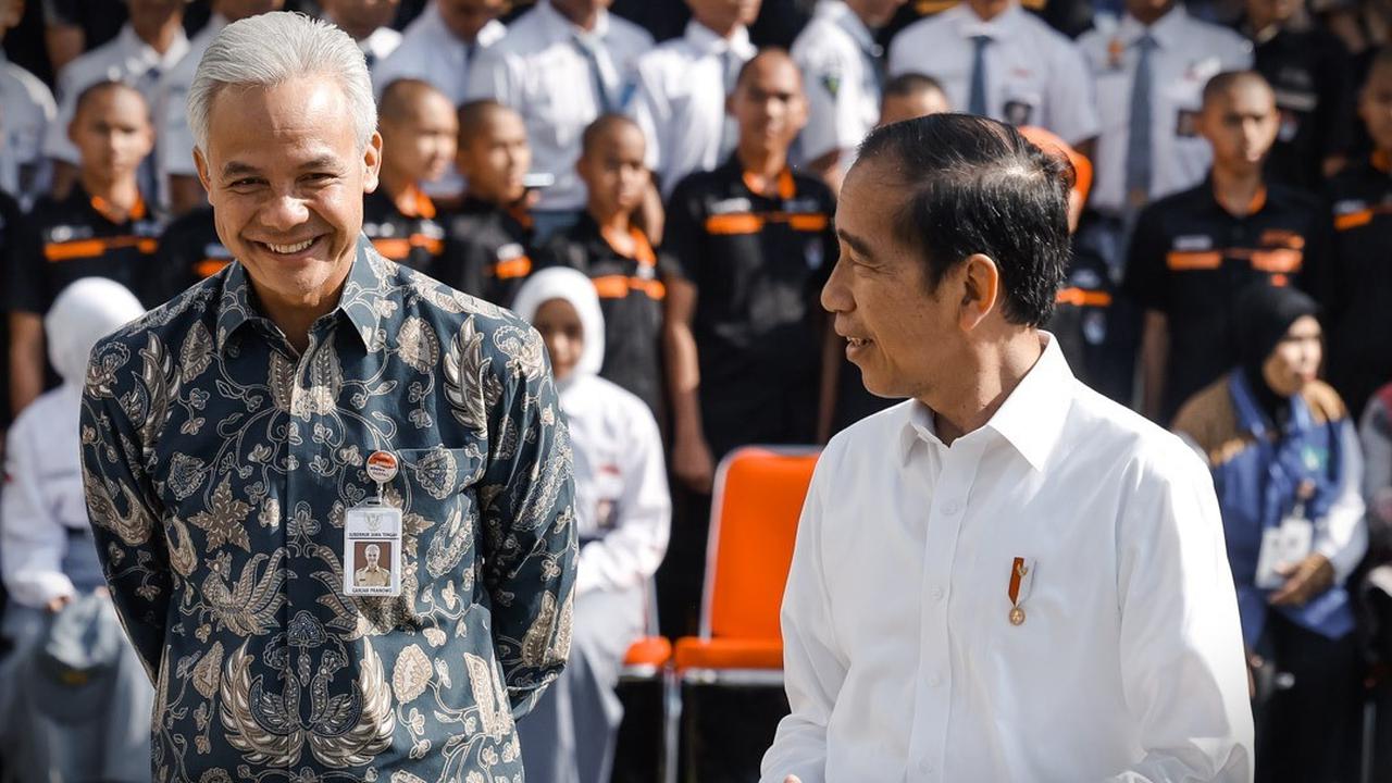 Presiden Joko Widodo atau Jokowi ditemani oleh Ganjar Pranowo.