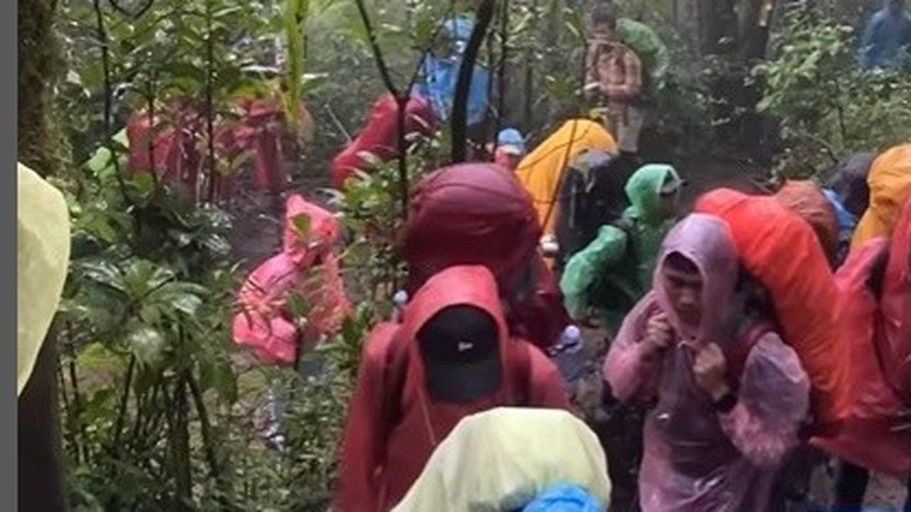 Tak Cuma Jalan Raya, Pendakian Gunung Lawu yang Becek pun Macet saat Libur Isra Miraj dan Imlek 2025